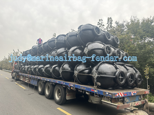 선박에서 선박으로 나가는 지름 0.3m-4.5m Pneumatic Rubber Fender 해상선 요코하마형